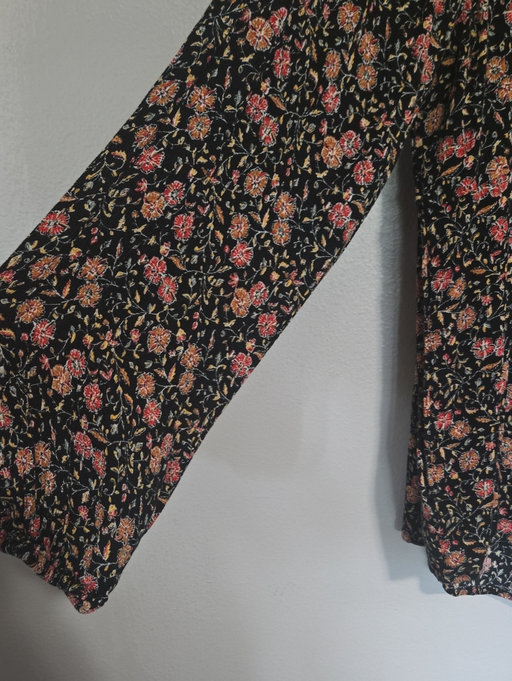 Old Navy Floral Long-Sleeve Scoop Neck Top -Black with Pink Floral In Size L - Picture 6 of 6